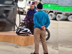 हातमा मोटरसाइकलको ट्याङ्की बोकेर पेट्रोल पम्प पुगेपछि...
