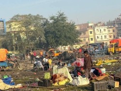 घण्टाघर छेउको बिपी उद्यानलाई व्यवस्थित बनाउन अस्थायी पसल हटाइयो