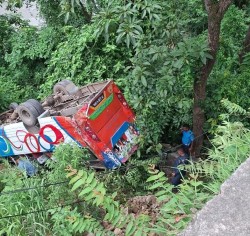 मुग्लिन–पोखरा सडकखण्डको ऐनापहरामा बस दुर्घटना, उद्धारकार्य जारी
