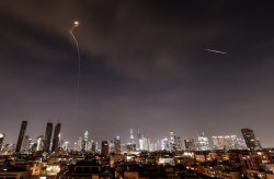 मिसाइलले थर्कायो इजरायल: ट्रम्पको दाबीलाई इरानले भन्यो 'फेक न्यूज'