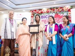 पूर्व राष्ट्रपति विद्यादेवी भण्डारीबाट पत्रकार प्रियंका कुमारी दास सम्मानित