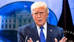 ट्रम्पको विश्वव्यापी शुल्क नीति विवादमा: सर्वोच्चको रोक र १५% नयाँ आयात करको घोषणा