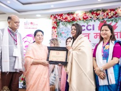पूर्व राष्ट्रपति विद्यादेवी भण्डारीबाट महिला तथा बाल अधिकारकर्मी यम कुमारी सापकोटा सम्मानित