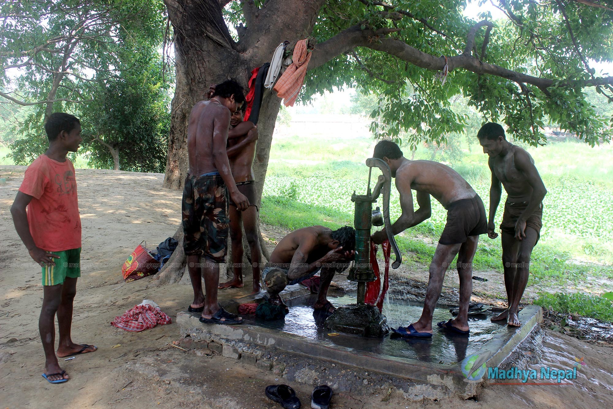 बाध्यतामा श्रम, श्रमिकहरु गरिबीको कारण खट्न बाध्य