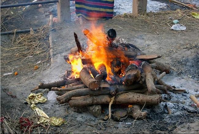 गाऊँमा सार्वजनिक जग्गा नभएर घरमै दाहसंस्कार