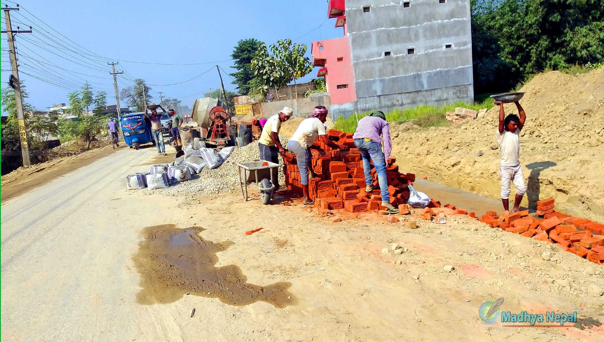 हुलाकी राजमार्गले अझै गति लिएन नयाँ ढर्रामा बनाउन जनप्रतिनीधिको माग