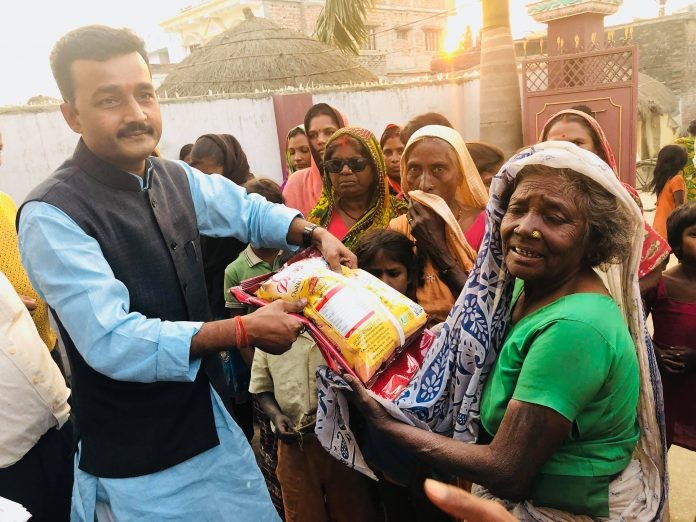 छठ ब्रतालुहरुलाई साडी तथा पुजाको समाग्रि वितरण