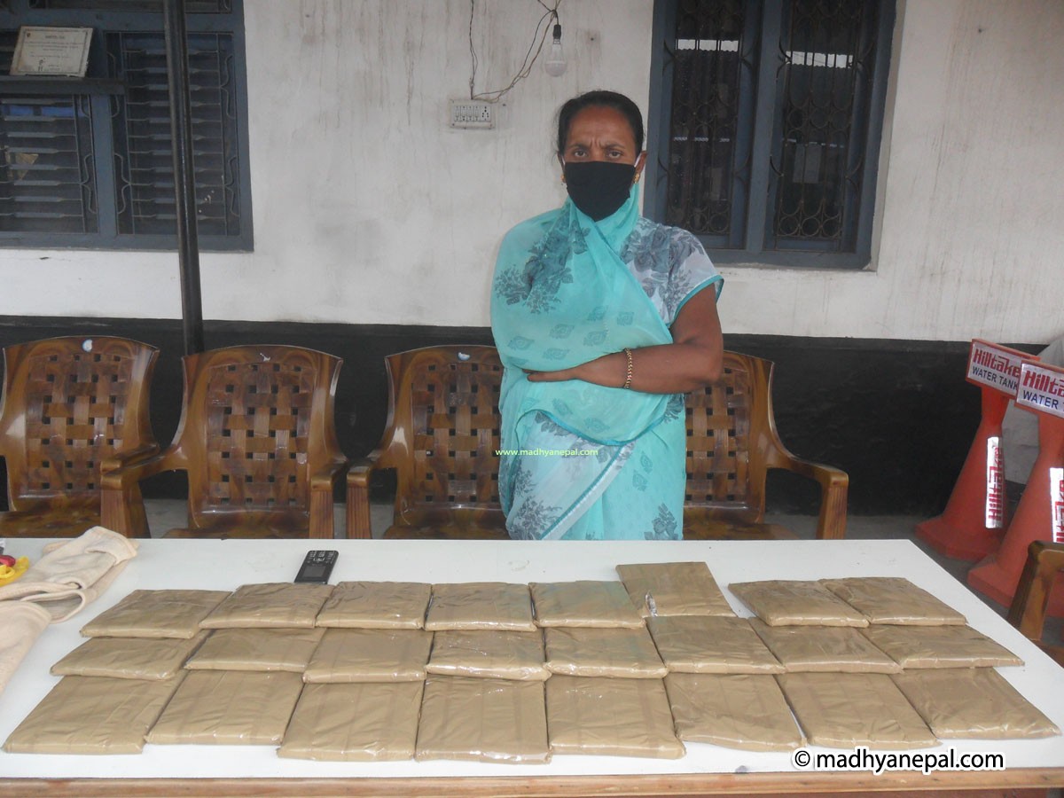 अवैध लागु औषध सहित आमा छोरी पक्राउ