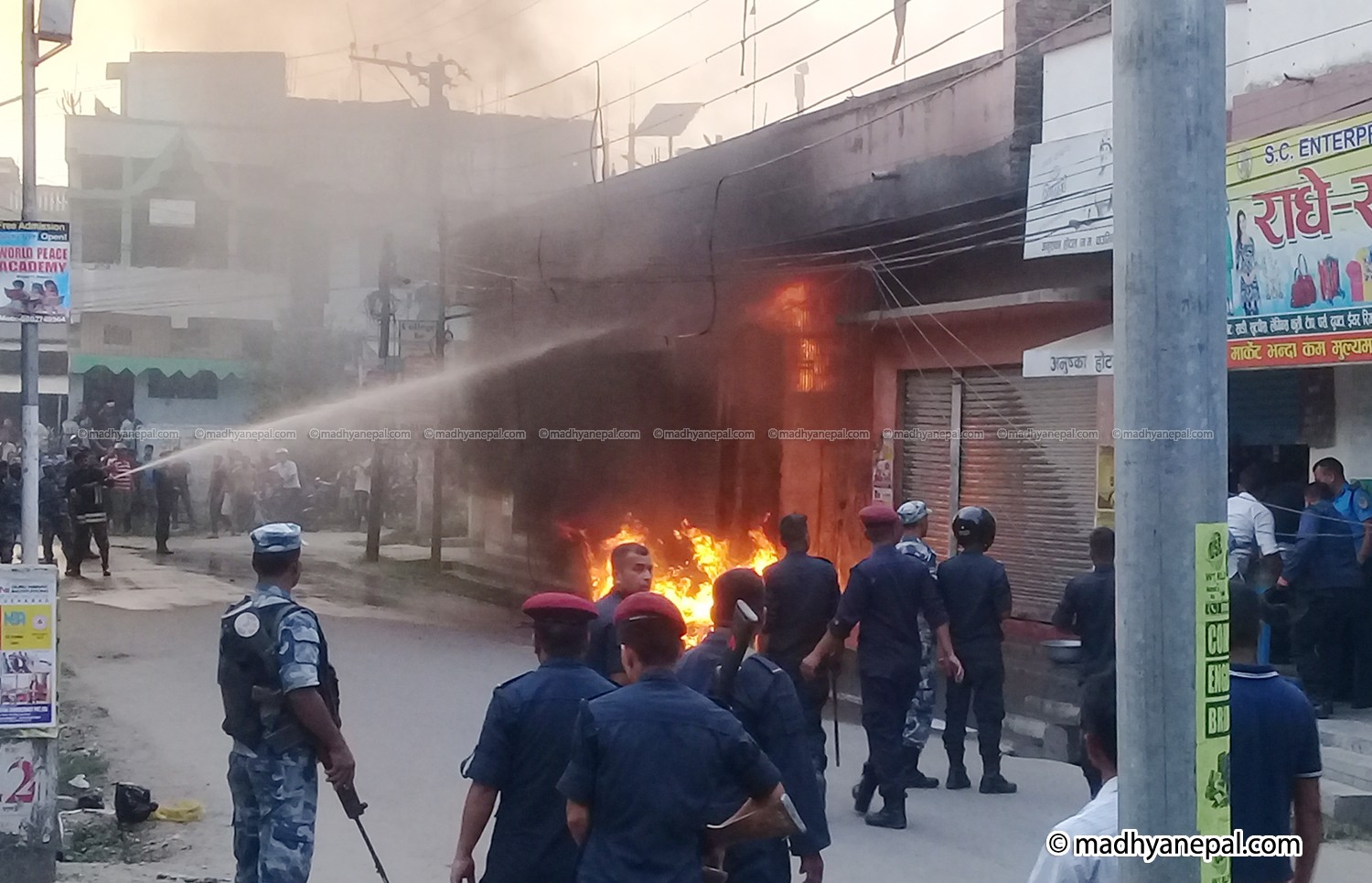 आगलगी नियन्त्रणको प्रयास हुँदै, ६ वटा दमकलद्वारा नियन्त्रण गरिदै