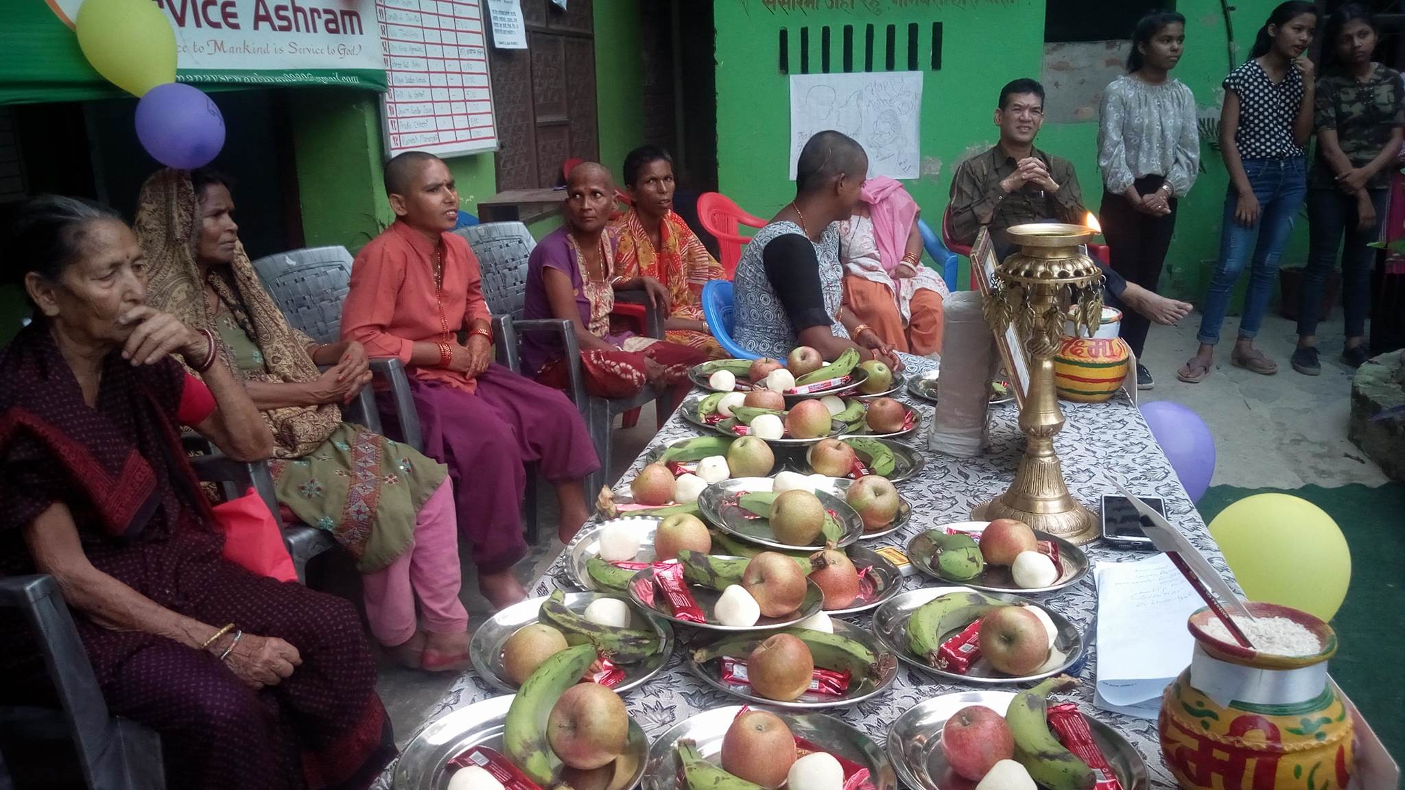 मनव सेवा आश्रममा आश्रीत आमालाई औंसीको अवसरमा विभिन्न उपहार प्रदान