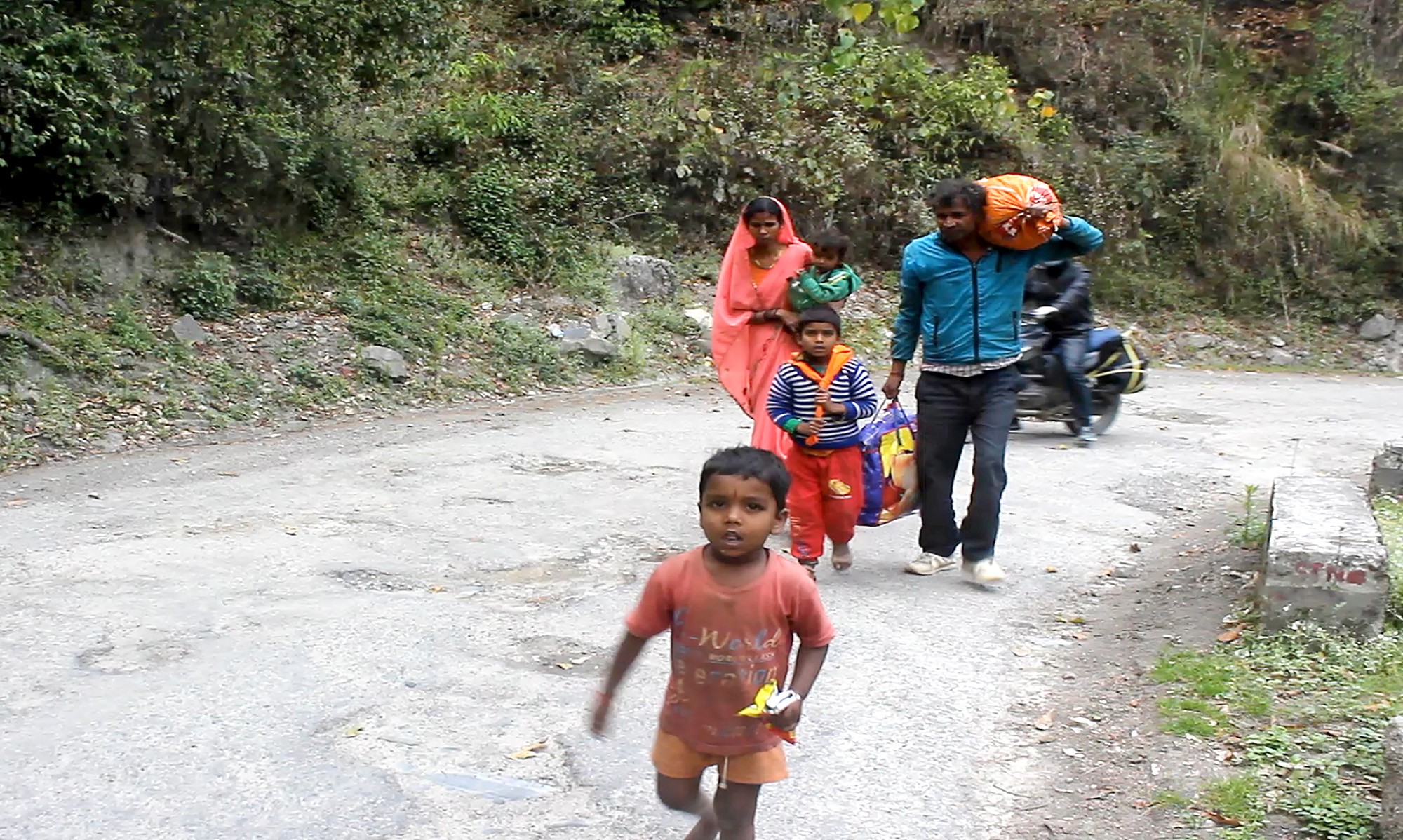 खाना नखाएकाे तीन दिन भाे दूध सुक्याे छाेराेलाई के खुवाउ सरकार ! मजदुरहरू कठिन अवस्थामा घर फर्कदै (भिडियो कथा)