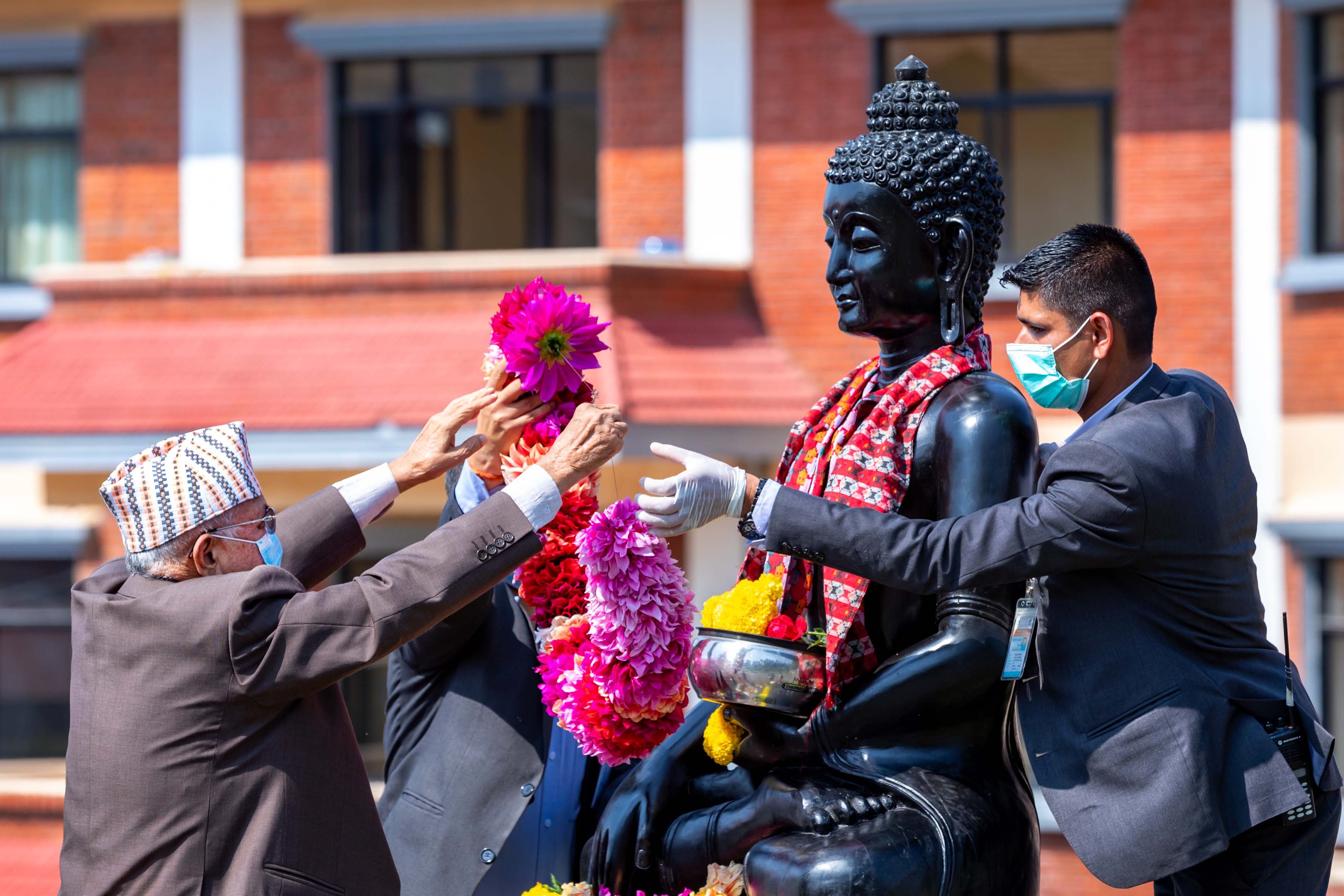 बुद्ध जयन्तीको अवसरमा प्रम ओलीद्वारा बुद्ध प्रतिमामा माल्यार्पण