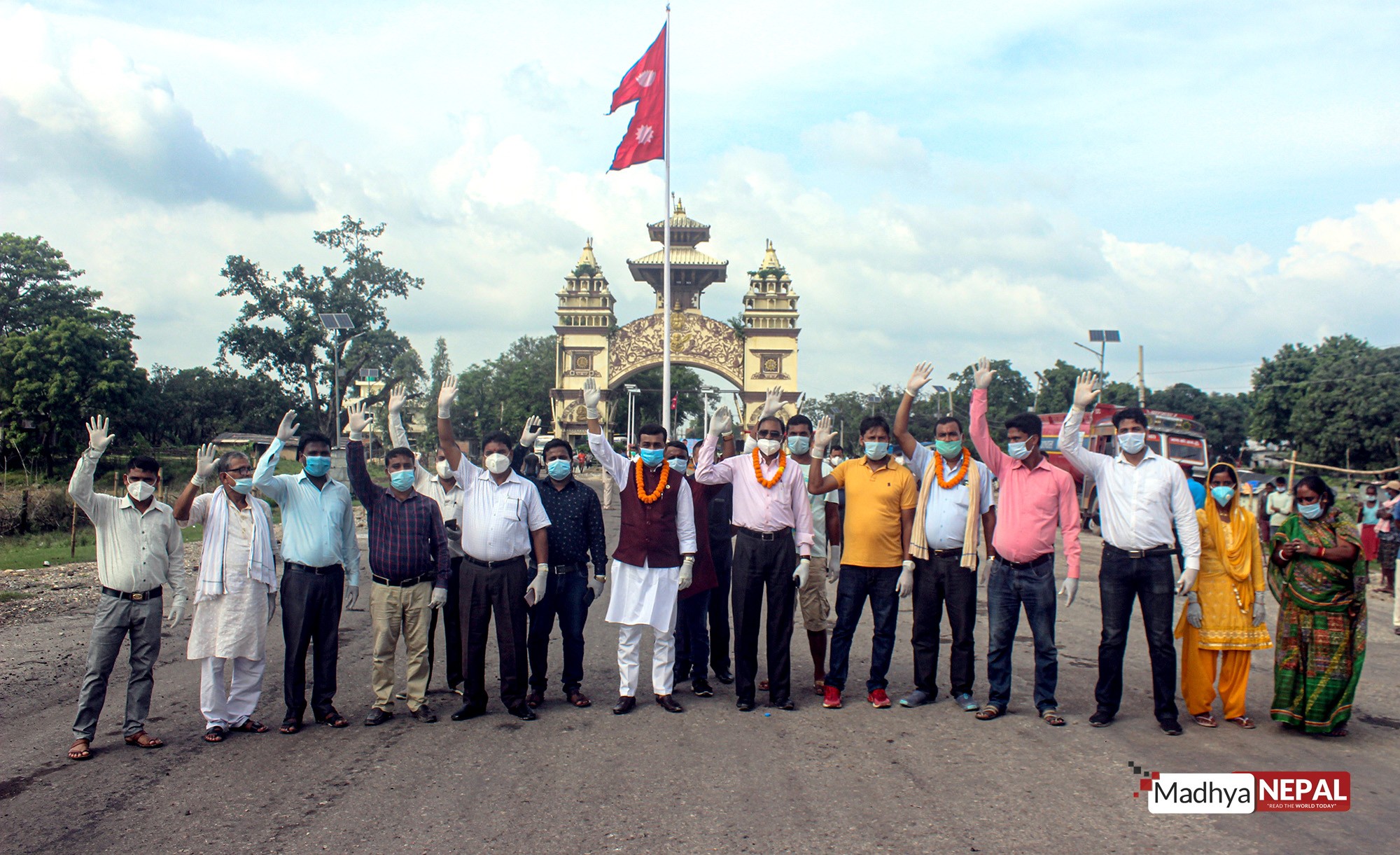 नेपाल प्रवेशद्वारमा सांसद यादवद्वारा राष्ट्रीय ध्वज सहितको फ्लेग टावर स्थापना