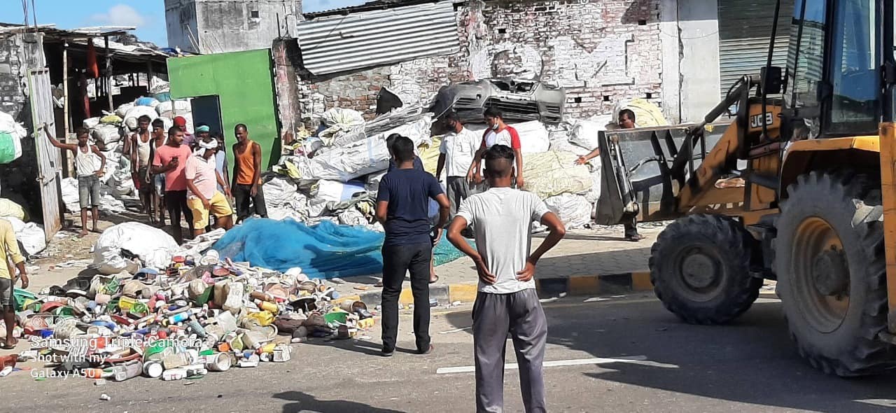 सडकमा राखिएको निर्माण समाग्रि जफत गर्दै वीरगंज महानगर