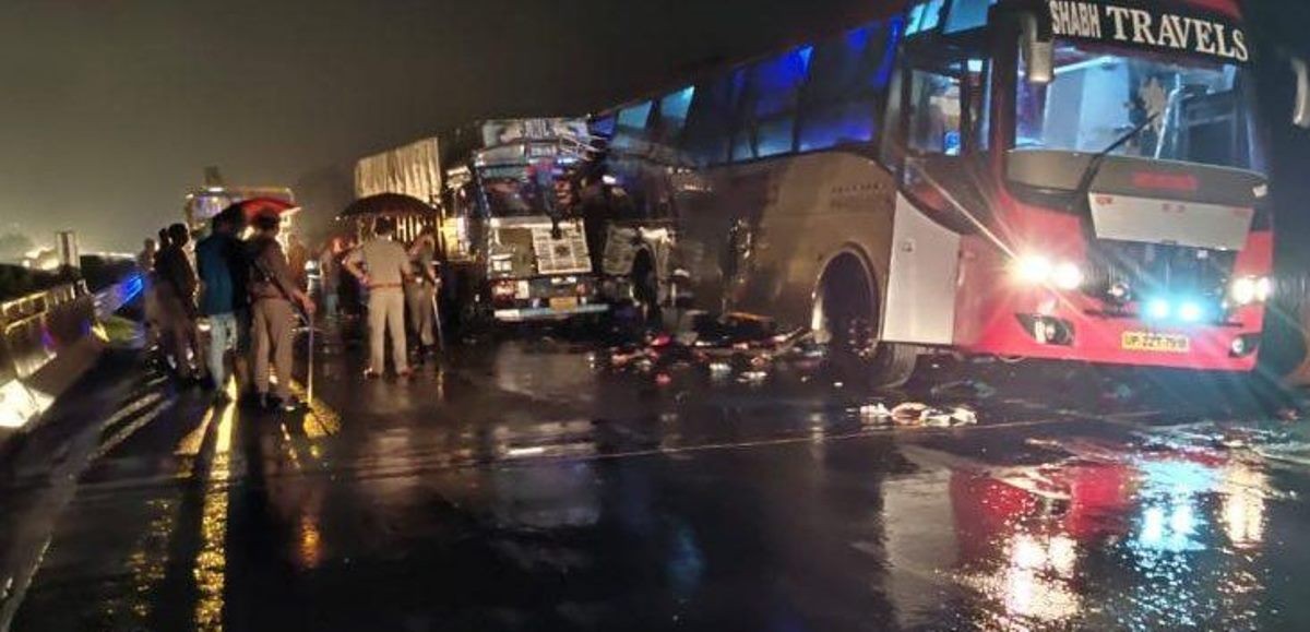 भारतको उत्तर प्रदेशमा यात्रुवाहक बसलाई ट्रकले ठक्कर दिँदा १८ यात्रुको मृत्यु