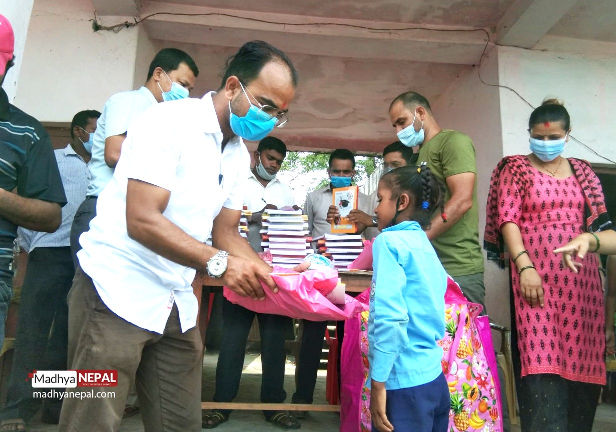 जन्मोत्सवको खुशी विपन्न विद्यार्थीसँग, कापी कलम सहित पोषाक पाउँदा रमाए ६३ वालवालिका