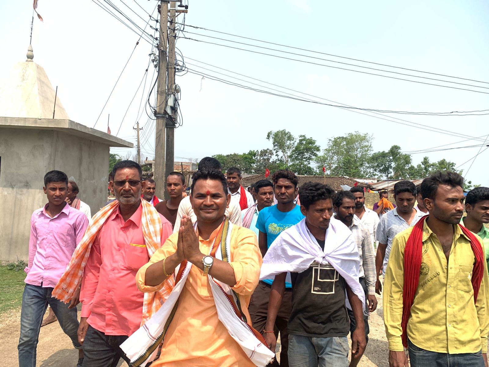 नेपाल प्रहरी मार्फत देशका जनतालाई सेवा दिदै आएका स्वतन्त्रका उम्मेदवार यादव मत बटुल्न घरदैलोमा