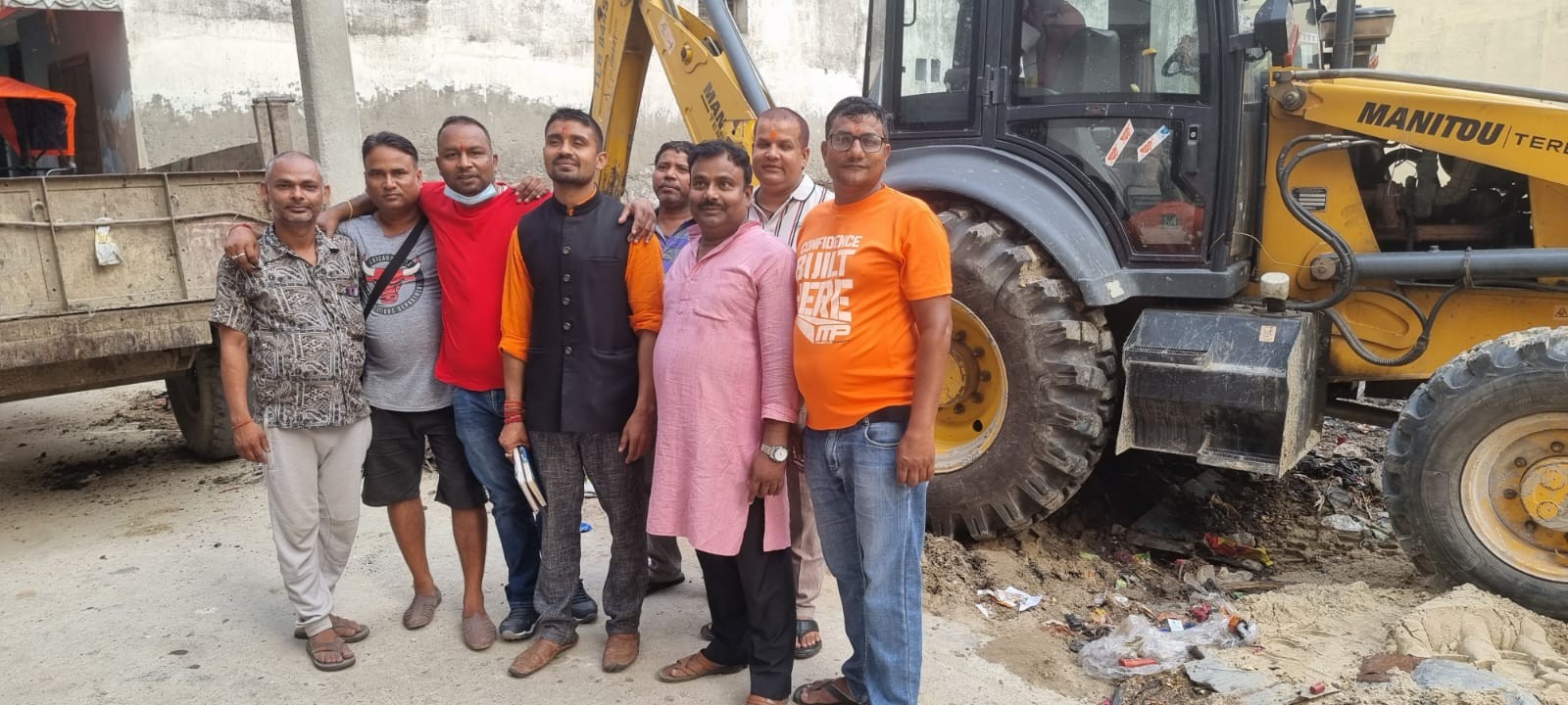 वडा नं. १० मा अजय गुप्ताको चुनावी अभियान घरदैलोमा वर्षौदेखी नउठेको फोहोर सफाई गरेर