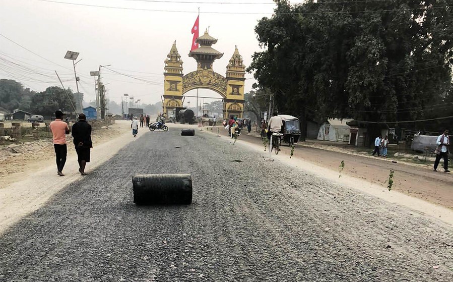 वीरगञ्ज मितेरी पुलको सडक कालोपत्रे हुँदै