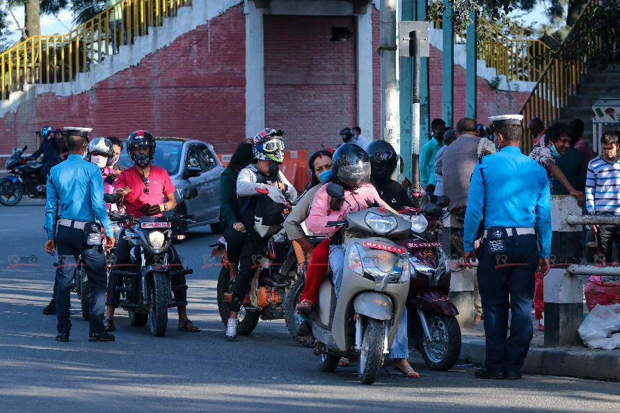 ट्राफिक नियम उल्लङ्घन गर्ने चाैबीस घण्टामा ३,२३४ जना चालकलाई कारबाही