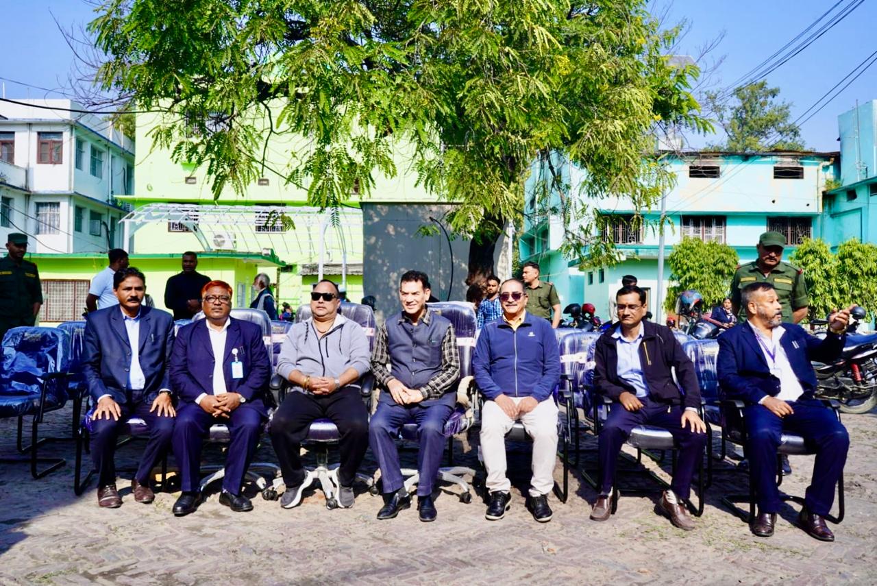 महालक्ष्मी सहकारीद्वारा वीरगंज महानगरलाई ४३ थान कुर्सी हस्तान्तरण