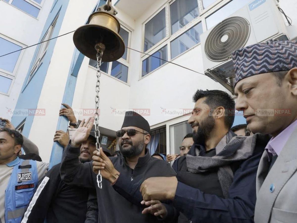 बालेन शाह रास्वपा केन्द्रीय कार्यालय पुगे, घण्टी बजाएपछि बाहिरिए