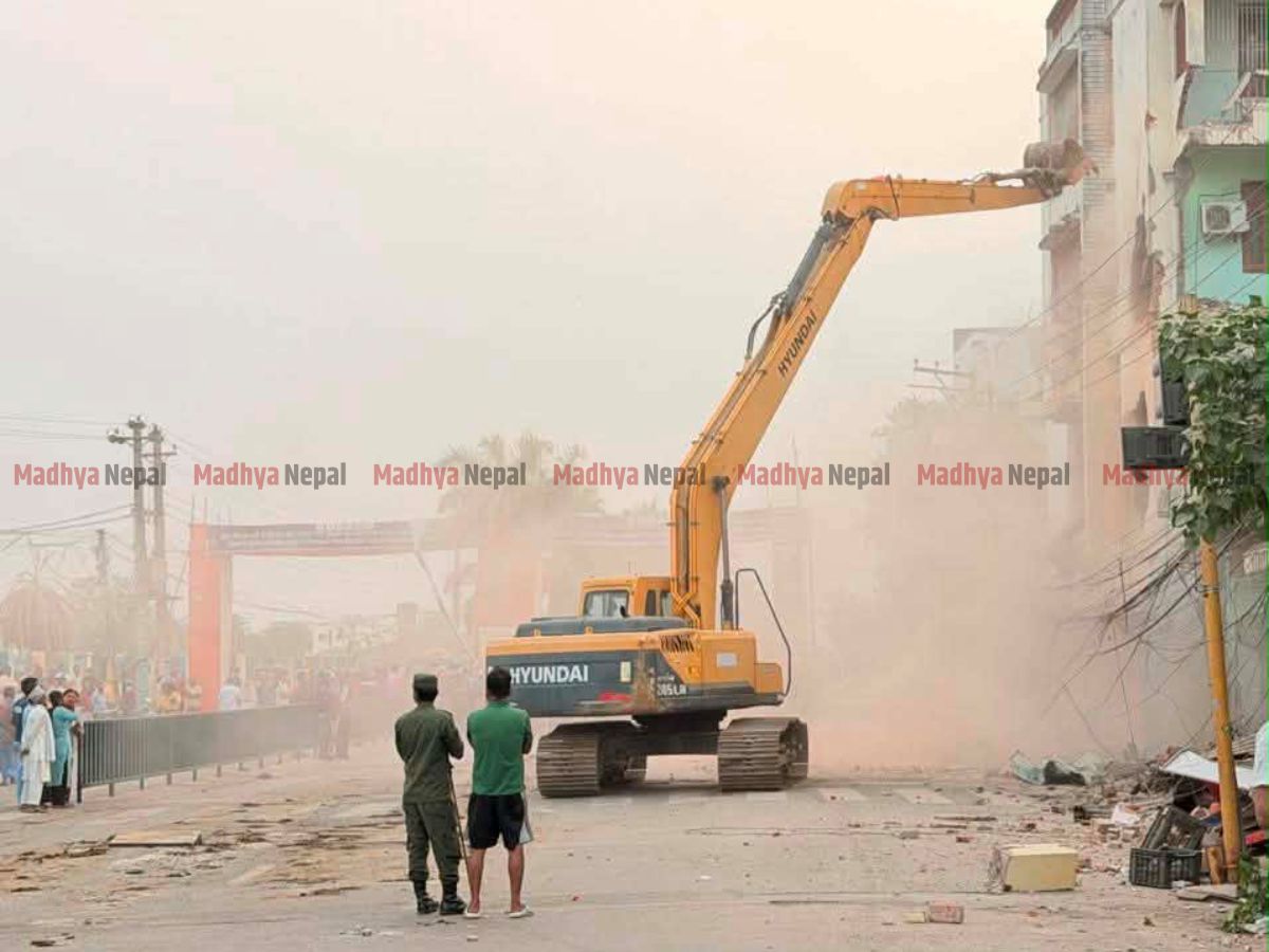 २५–२५ मिटरको दायरा भित्रका संरचना धमाधम भत्काउँदै