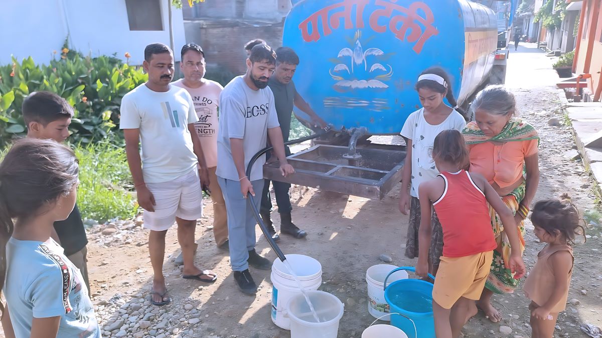 युवा नेता अजय गुप्ता निरन्तर पाचौं दिनपनि निःशुल्क पानी वितरण गर्दै