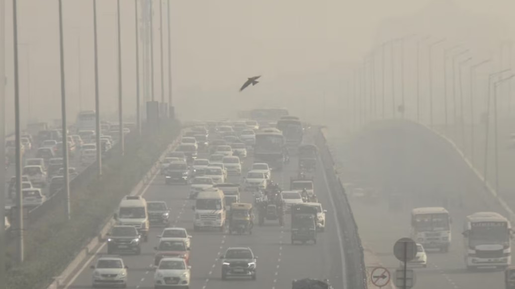 घना धुवाँले दिल्ली अस्तव्यस्त, ४० उडान रद्द, वायु गुणस्तर गम्भीर तहमा