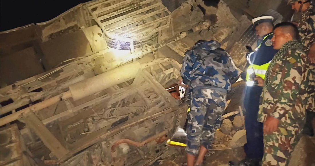 पृथ्वी राजमार्गमा बस दुर्घटना: धादिङमा १८ जनाको मृत्यु, २७ घाइते