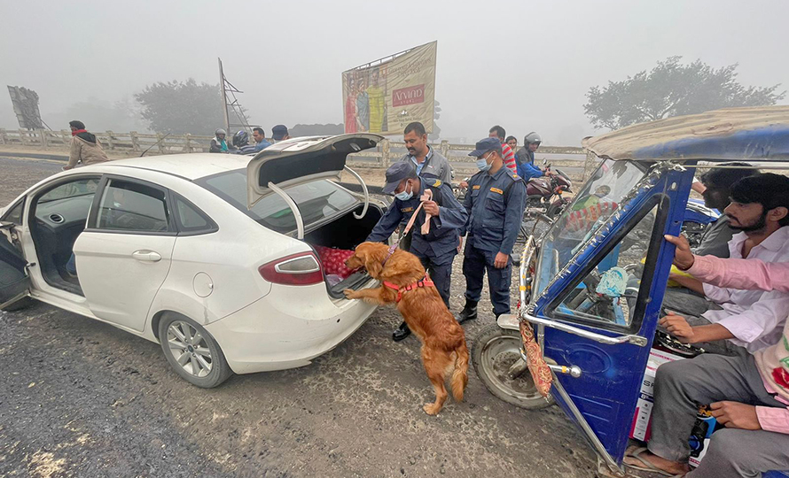 निर्वाचन सुरक्षा व्यवस्थाको लागि पर्साका सीमा नाकामा तालिमप्राप्त कुकुर परिचालन 
