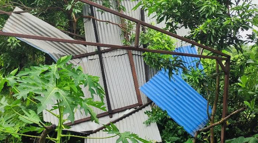 हावाहुरीले ठोरीमा दुई घरको छाना उडायो