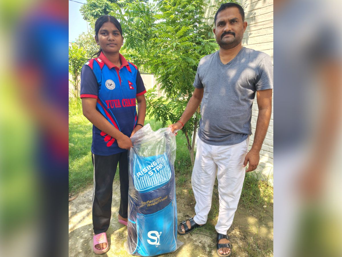 अध्यक्ष यादवद्वारा युवा क्रिकेट खेलाडी मोनरमालाई क्रिकेट कीट सहयोग