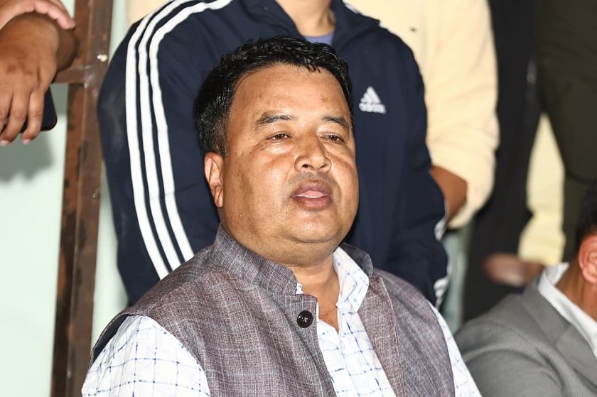 एमाले नेता महेश बस्नेतद्वारा ओलीलाई छोए देशभर आगो बल्ने चेतावनी