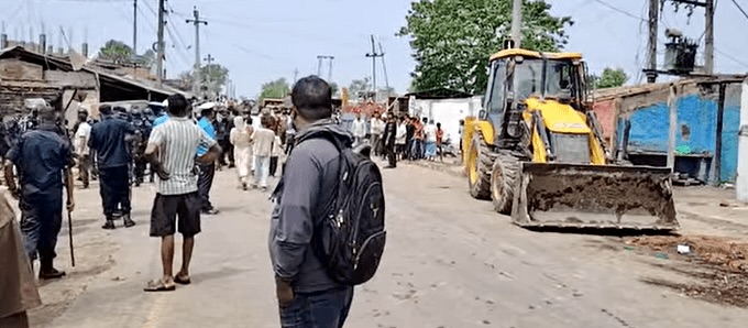 पर्सामा अतिक्रमणविरुद्ध अभियान: पहिलो दिनमै सयौँ संरचना हटाइयो