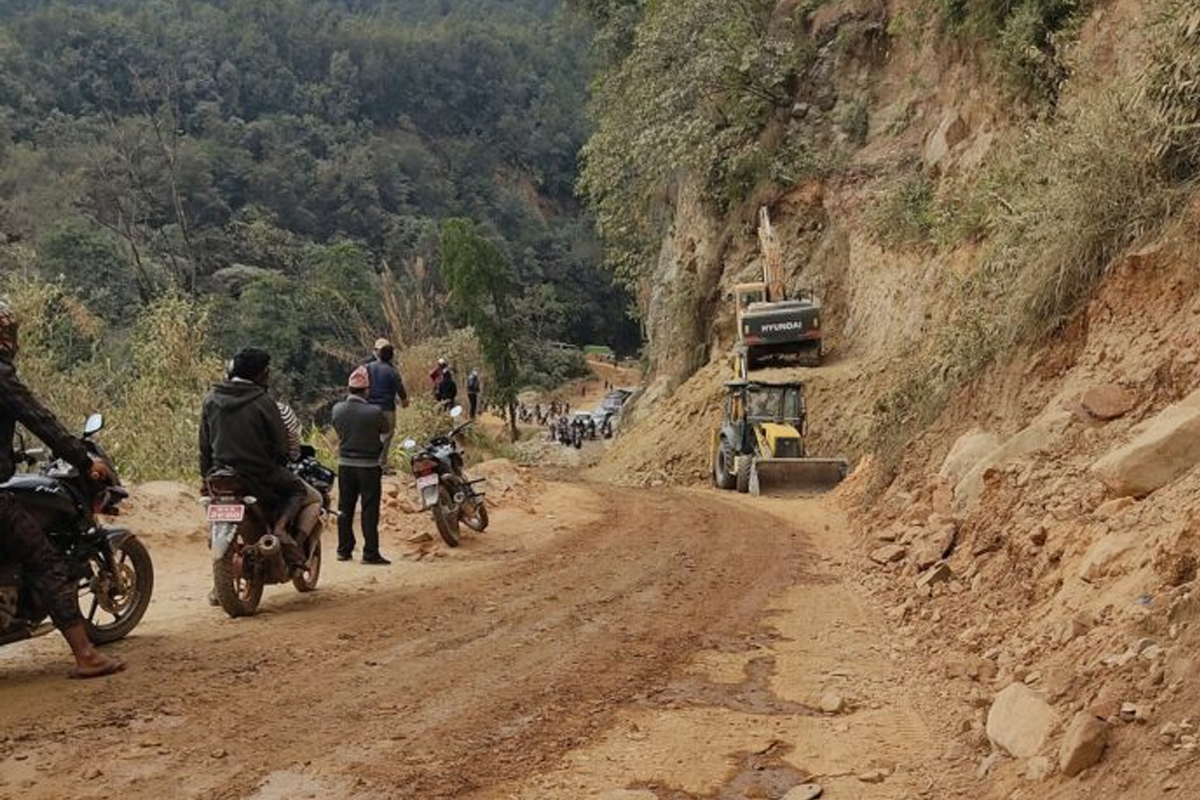 मध्यपहाडीको रुकुमपूर्व लोकमार्गआज बिहानबाट सञ्चालनमा