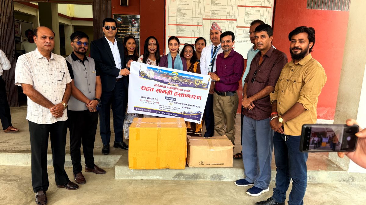 भोटेकोशी बाढीपीडितका लागि राहत सामग्री हस्तान्तरण