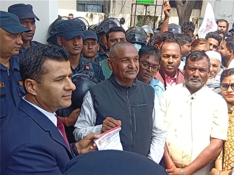 ओली–लेखक पक्राउको विरोधमा एमाले पर्साले ज्ञापन पत्र बुझायो