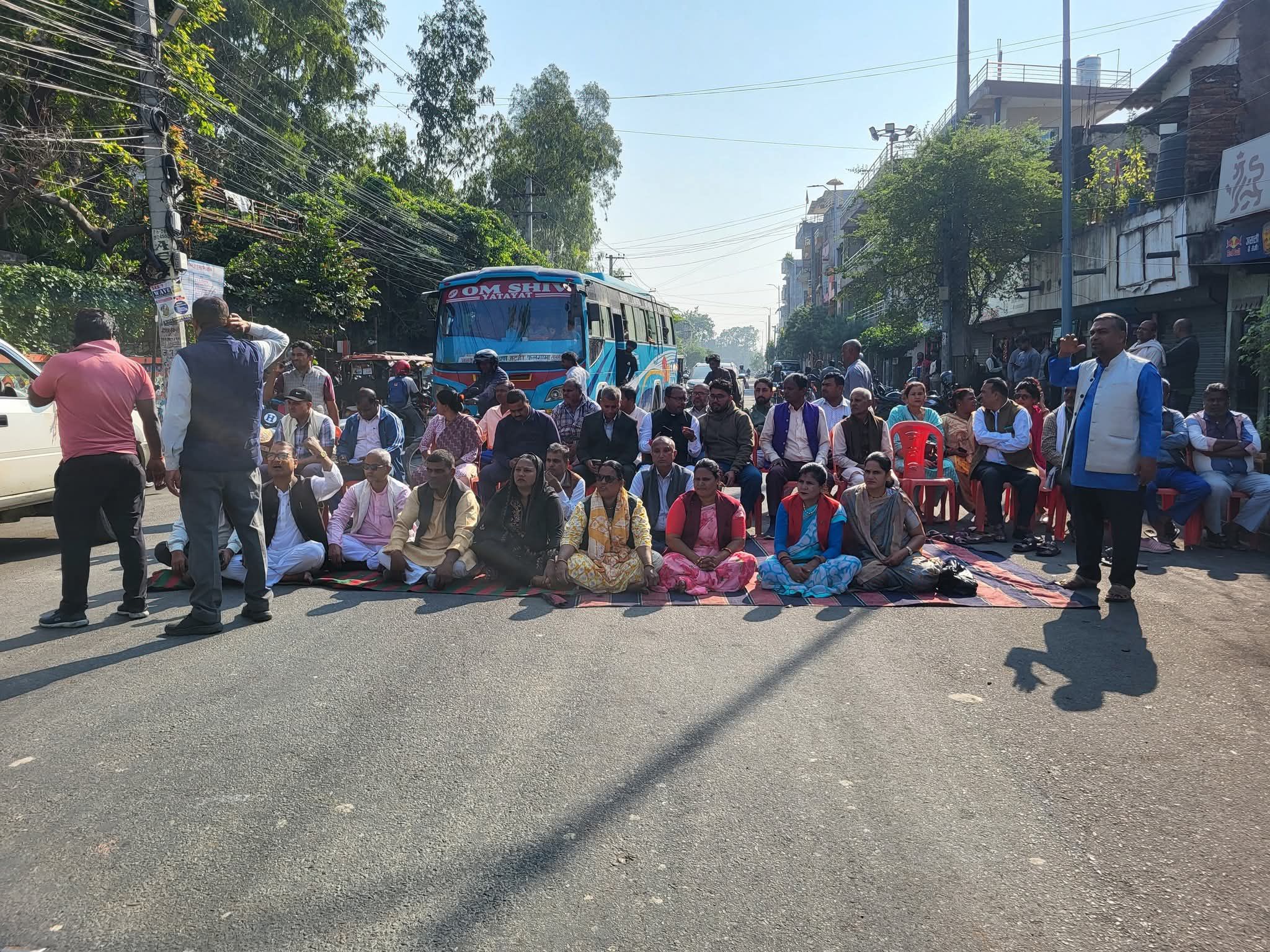 मधेस प्रदेशमा सात दलको विरोध प्रदर्शन, सडक अवरुद्ध
