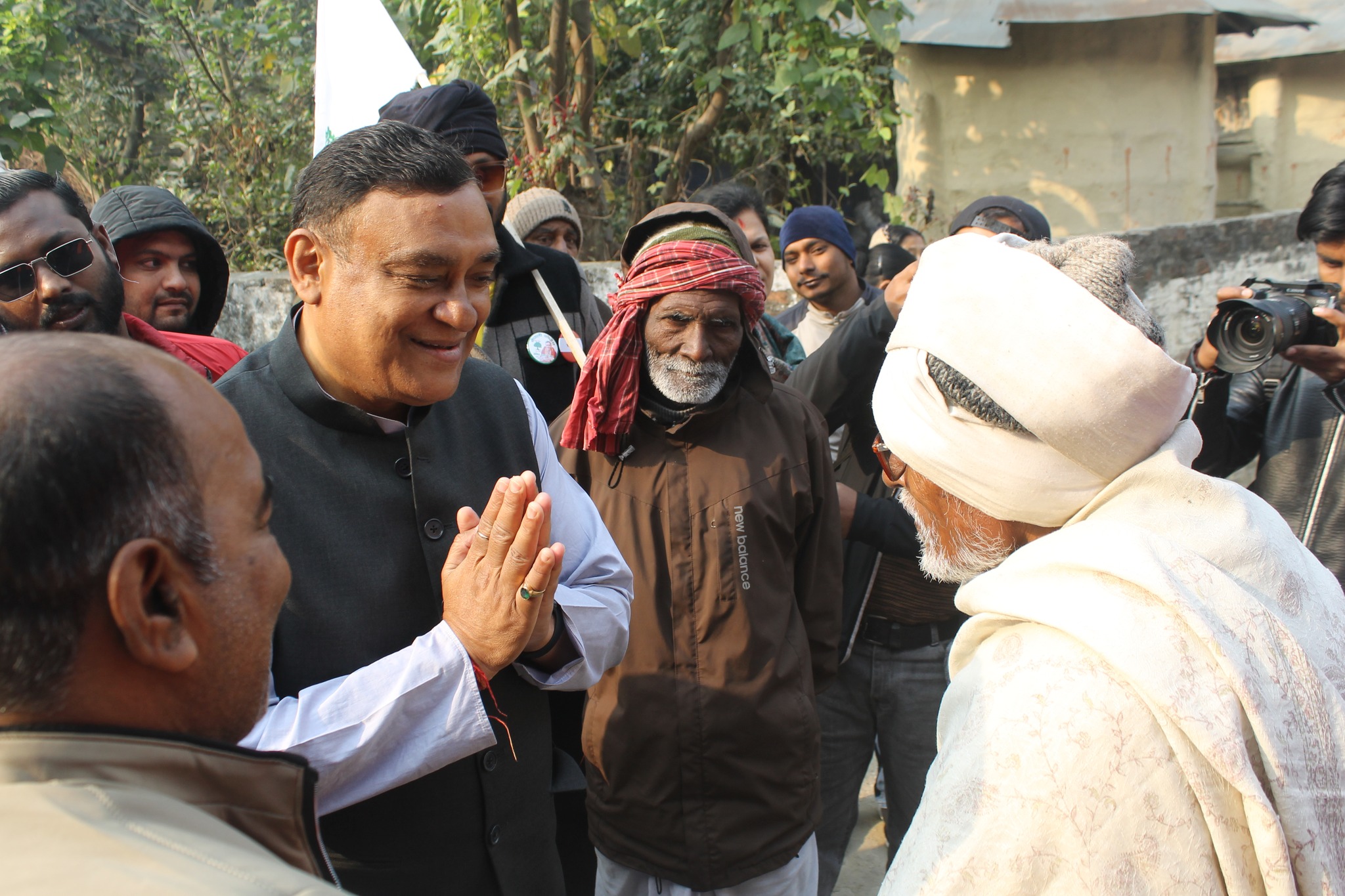 पर्सा–१ मा अनिल रुङ्टाको घरदैलो तीव्र, ‘रुख’ चिह्नमा मतदानको अपिल