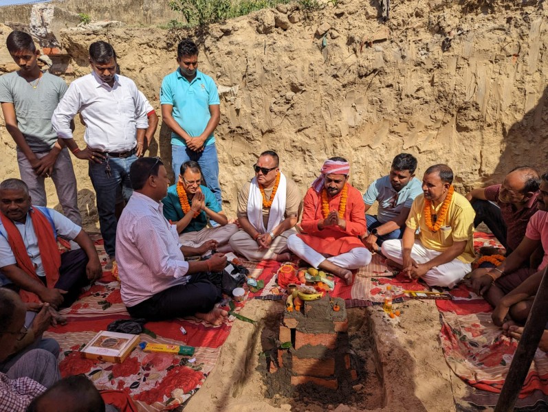 वीरगञ्ज २१ मा वडा कार्यालय निर्माणको काम सुरु, सांसद यादब र मेयर सिंहले गरे शिलान्यास