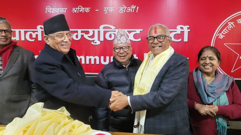 एमालेका पूर्व सांसद प्रहलाद गिरीसहित पर्साका एक दर्जन नेता नेकपामा प्रवेश