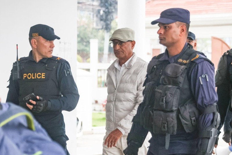 पूर्वगृहमन्त्री लेखकलाई अदालतमा उपस्थित गराइयो