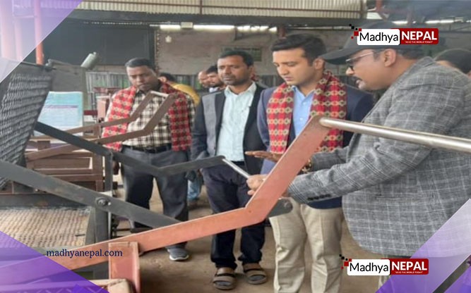 राज्यमन्त्री अन्सारीद्वारा धुवाँ रहित चुल्हो उत्पादन गर्ने उद्योगको निरीक्षण 