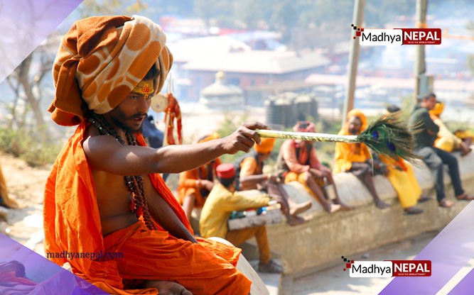 शिवरात्रिका लागि पशुपतिनाथ आएका साधुसन्तको बिदाइ गरिँदै 