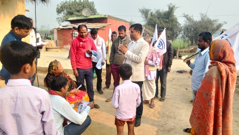 पर्सा-२ मा अमिताभ बच्चन दासको घरदैलो: 'आर्थिक राजधानी' बनाउने एजेन्डासहित मतदाताको साथ माग्दै