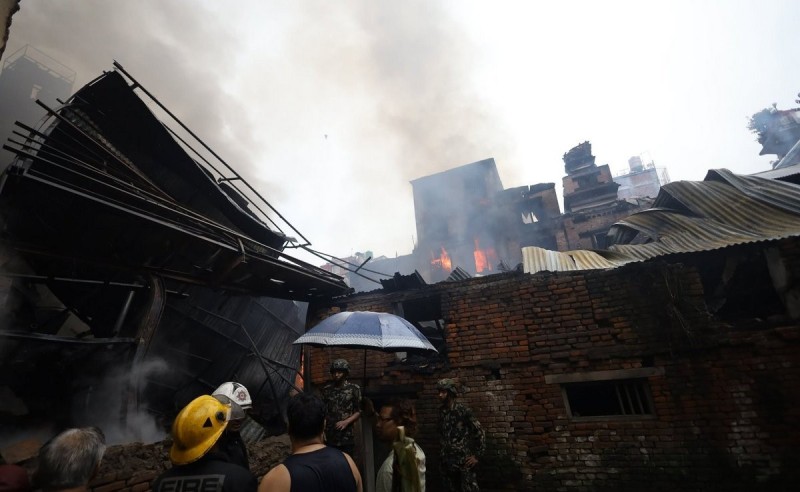 काष्ठमण्डप नजिकै भीषण आगलागी, तीन घर र मन्दिर प्रभावित