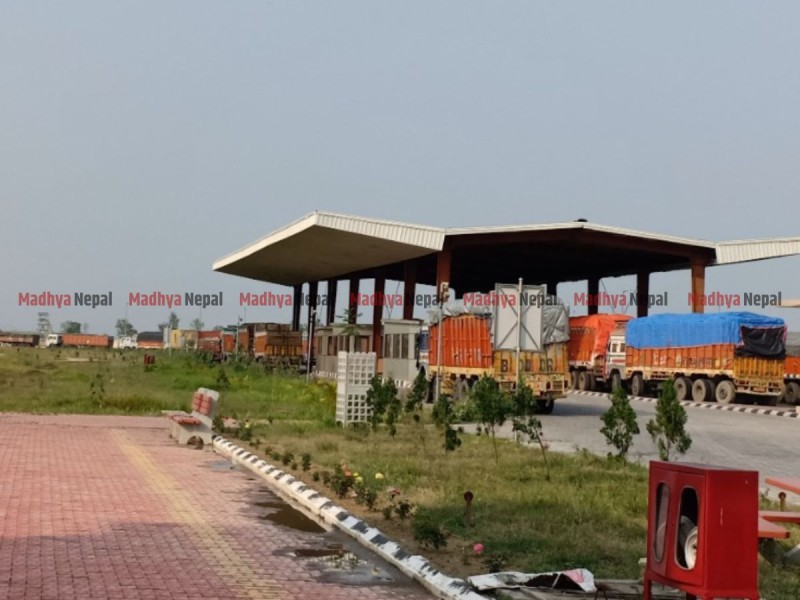 अनिवार्य एमआरपीले आयात ठप्प, वीरगञ्ज भन्सारमा रोकिए १२ सय गाडी