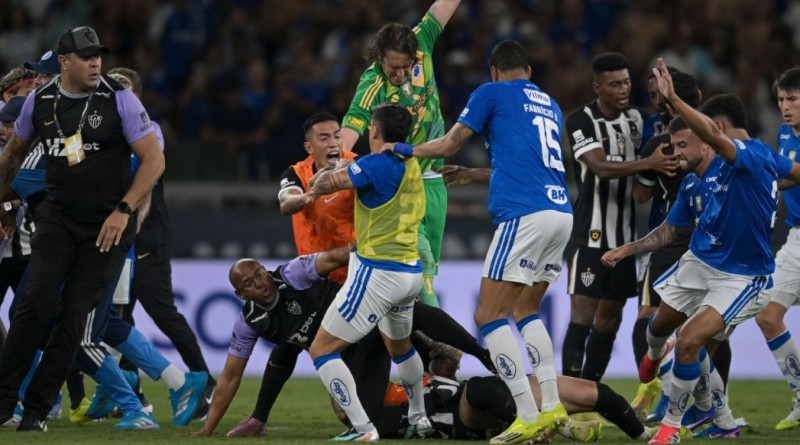 मैदानमै मुक्का हानाहान: एकै खेलमा २३ रातो कार्डको 'विश्व कीर्तिमान'