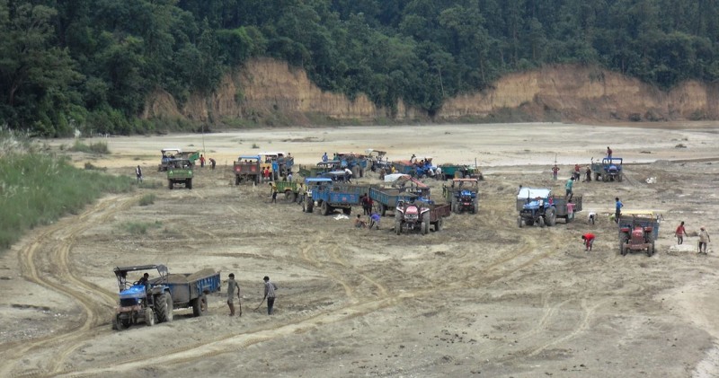 चुरे क्षेत्रको नदी उत्खनन् गरी भारतलाई माटो,बालुवा,ढुङ्गा दिदाँ तराई भू–भागमा यस्ता समस्या आउन सक्छन् !